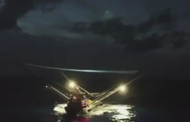 Видео приземления носового обтекателя Falcon 9 на специальную платформу в океане