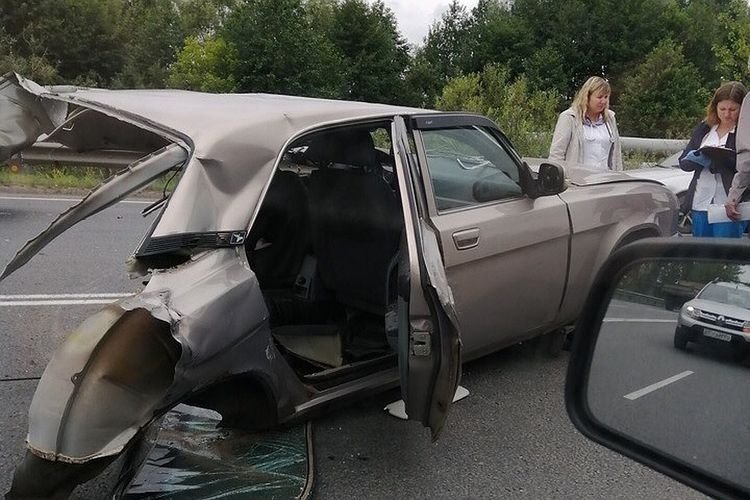 Родился в рубашке: Волгу разорвало пополам по вине пьяного водителя на внедорожнике (видео + 3 фото)