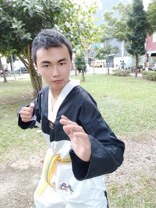 Боец MMA "преподал урок" дерзкому тайваньскому блогеру (2 фото + видео)