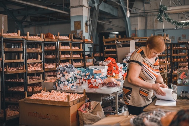 Как выглядит рабочий процесс на "Ивановской фабрике игрушек" (16 фото)