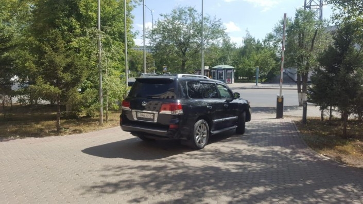 Штирлиц еще никогда не был так близок к провалу: Глава МВД Казахстана и номера на его автомобиле (3 фото)