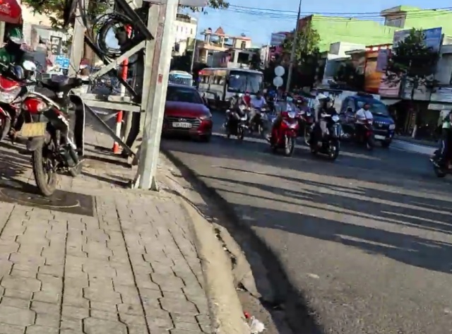 Пешеходный переход во Вьетнаме. Я бы не рискнул...