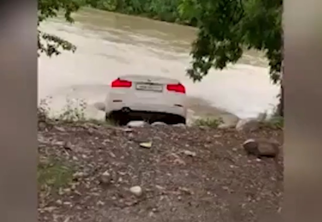 Утопил в реке подаренный BMW, чтобы отомстить родителям