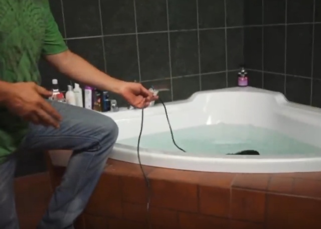 Что произойдет, если опустить включенный фен в ванну?