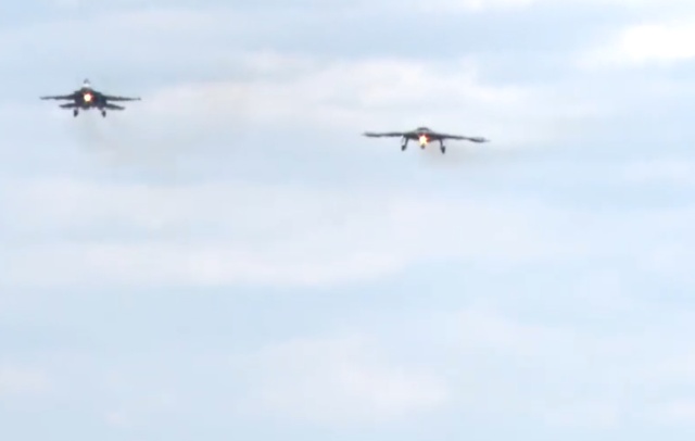 Испытания БПЛА "Охотник-Б" в связке с истребителем Су-30СМ