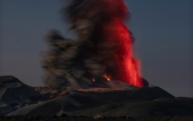 Фотограф из Германии отправился на Сахалин, чтобы заснять вулканическую молнию (3 фото)