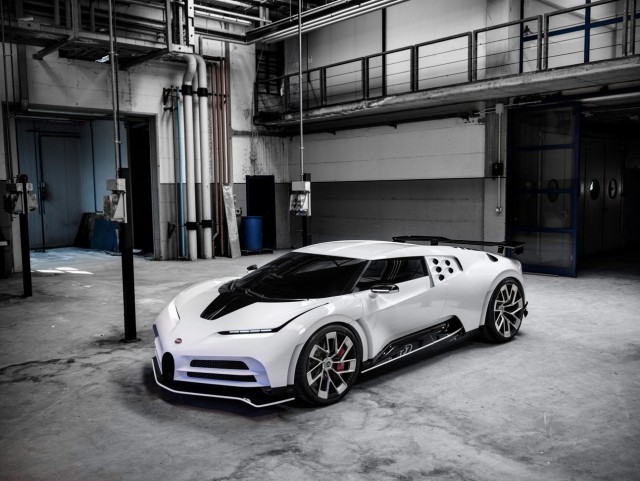 Bugatti представила гиперкар Centodieci за 597 миллионов рублей (16 фото)