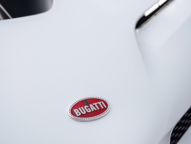 Bugatti представила гиперкар Centodieci за 597 миллионов рублей (16 фото)