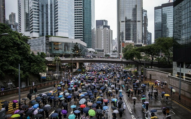 Фотоотчет: сотни тысяч людей вышли на мирную акцию протеста в Гонконге (9 фото)