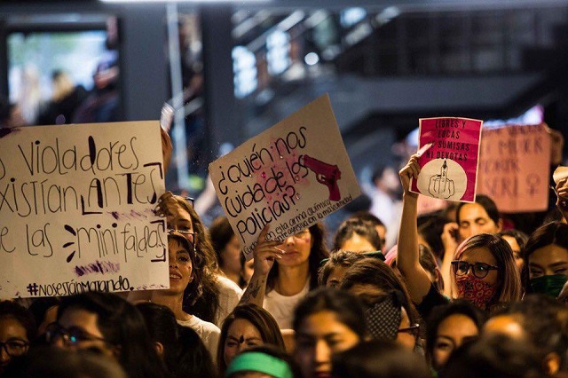 В Мексике прошла масштабная акция протеста против полицейского насилия и за права женщин (8 фото)