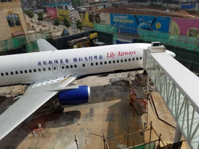 Китаец сделал ресторан из списанного Boeing 737 (7 фото)