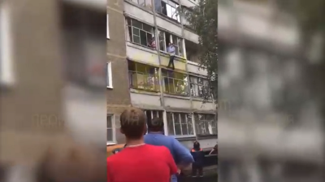 В Саранске невменяемый мужчина угрожал выкинуть ребенка из окна