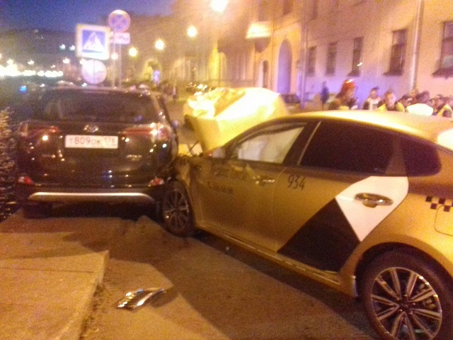 В Санкт-Петербурге в результате столкновения двух автомобилей пешеход упал в реку (9 фото + видео)