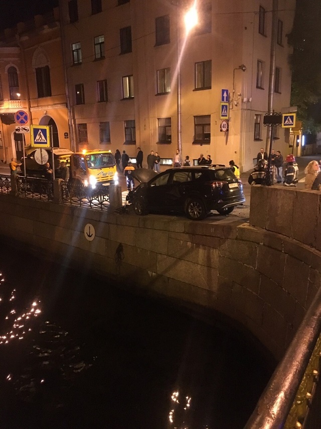 В Санкт-Петербурге в результате столкновения двух автомобилей пешеход упал в реку (9 фото + видео)