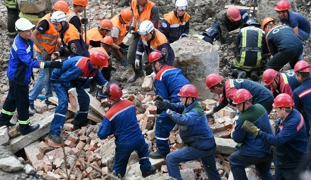 В Новосибирске стена обрушилась на рабочих (4 фото + видео)
