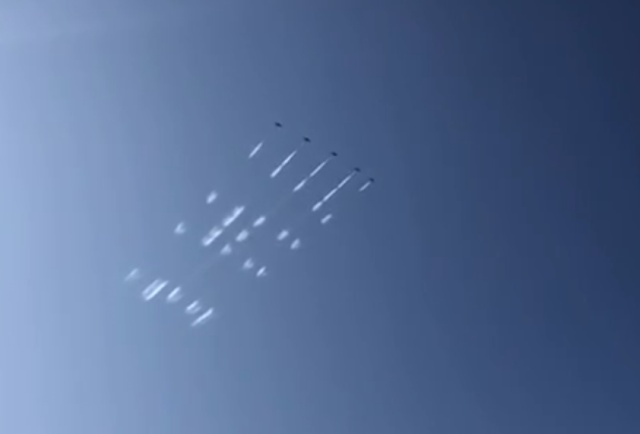 Российские лётчики показали технологию, позволяющую "писать" текст в небе