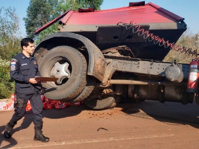 В Парагвае перевернулся грузовик с пивом и порадовал местных жителей (3 фото + видео)