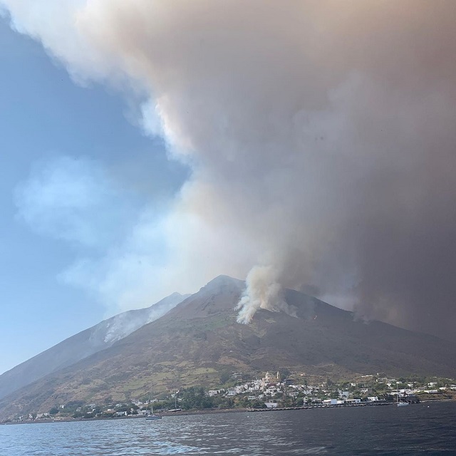 В Италии вновь произошло мощное извержение вулкана Стромболи (3 фото + 2 видео)