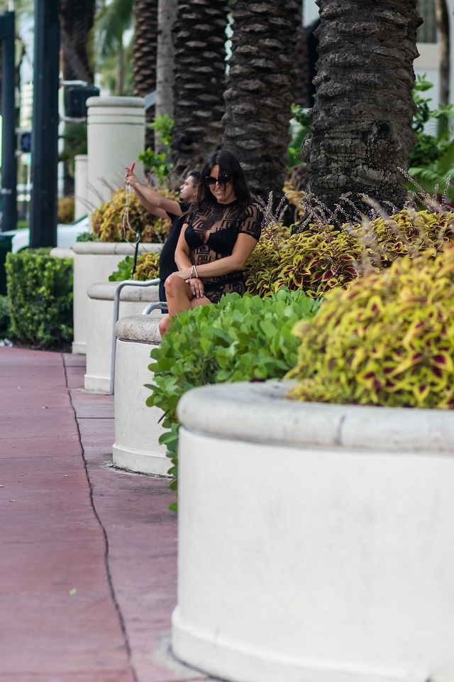 Итальянская телезвезда Клаудия Романи прогулялась в просвечивающемся платье в Майами (14 фото)