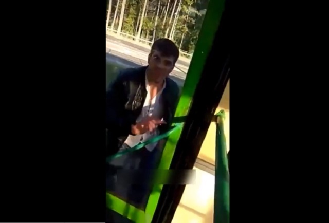В Москве неадекватный мужчина накинулся на городской автобус