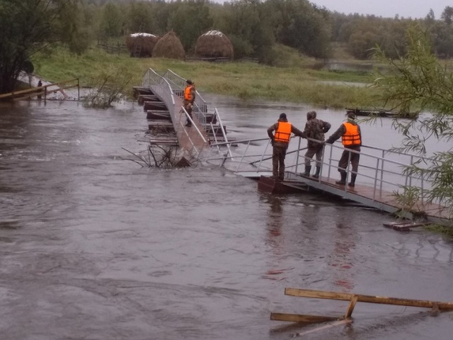 На Урале мост, который жители ждали в течение 2 лет, сломался через день после открытия (4 фото)