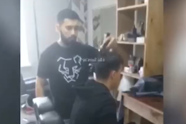 Клиент барбершопа заставил парикмахеров побрить друг друга налысо и поплатился за свои действия