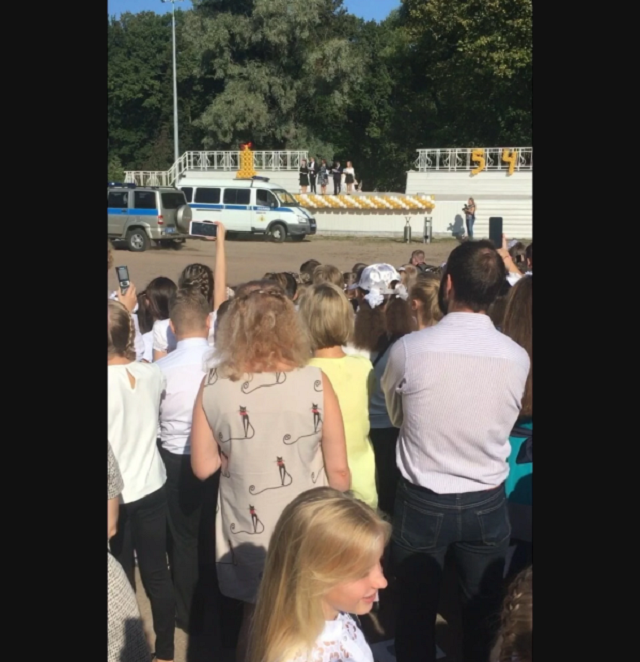 Питерская гимназия решила пригласить на школьную линейку ОМОН (2  фото + видео)