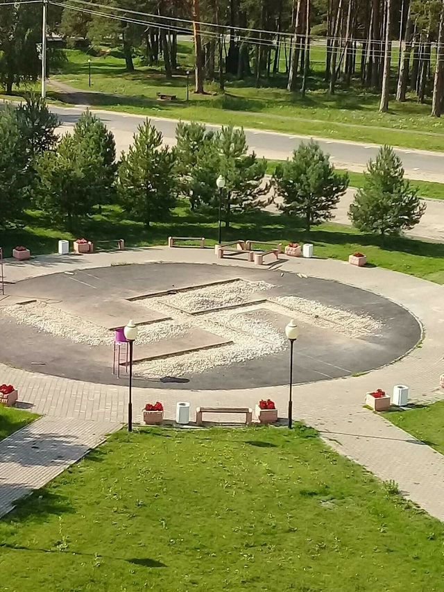 Во время строительства детской площадки в Калужской области случился конфуз (2 фото)