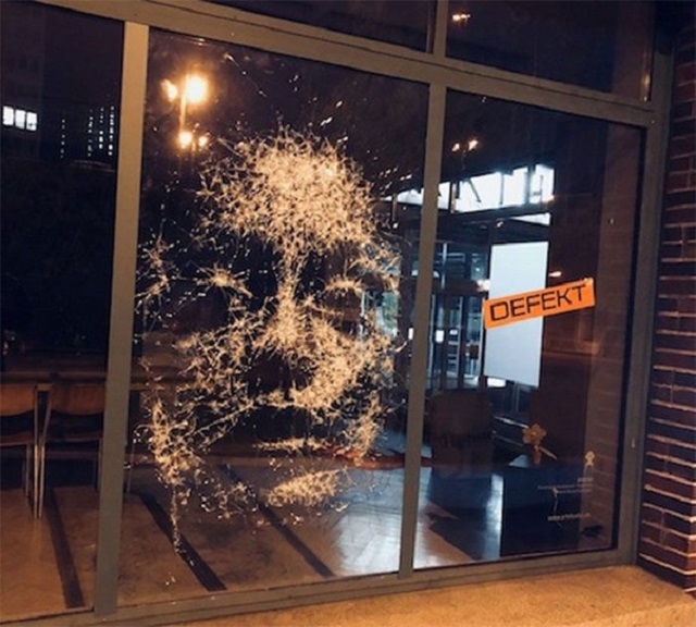 Необычное искусство: художнику платят за то, чтобы он разбивал витрины (7 фото)