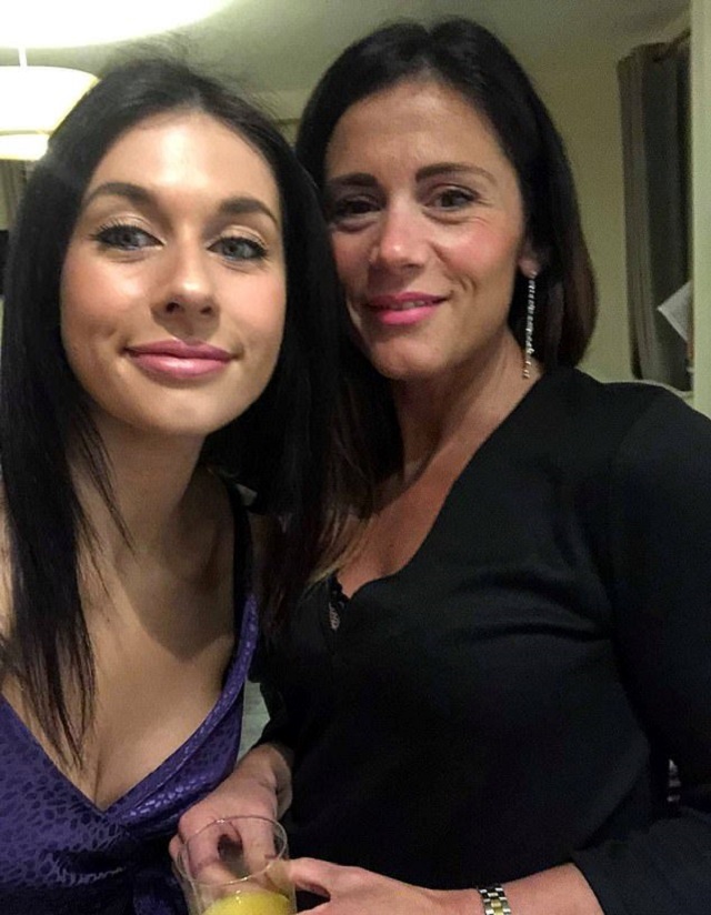 44-летнюю маму и ее 24-летнюю дочь часто принимают за сестер (11 фото)
