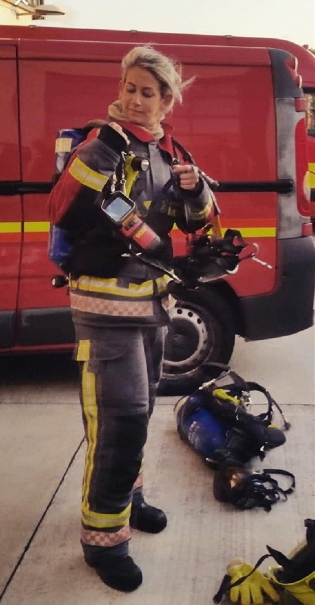 Стокилограммовая британка исполнила свою  мечту и стала пожарной (8 фото)