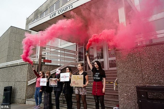 Британские веган-активистки залили пол в McDonald's кровью и теперь ждут суда (2 фото + видео)