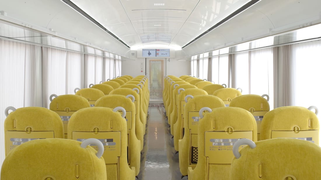 Панорамные окна и уютные кресла. Японцы восхищаются поездом, в котором можно почувствовать себя как дома (8 фото)
