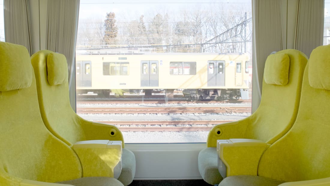Панорамные окна и уютные кресла. Японцы восхищаются поездом, в котором можно почувствовать себя как дома (8 фото)