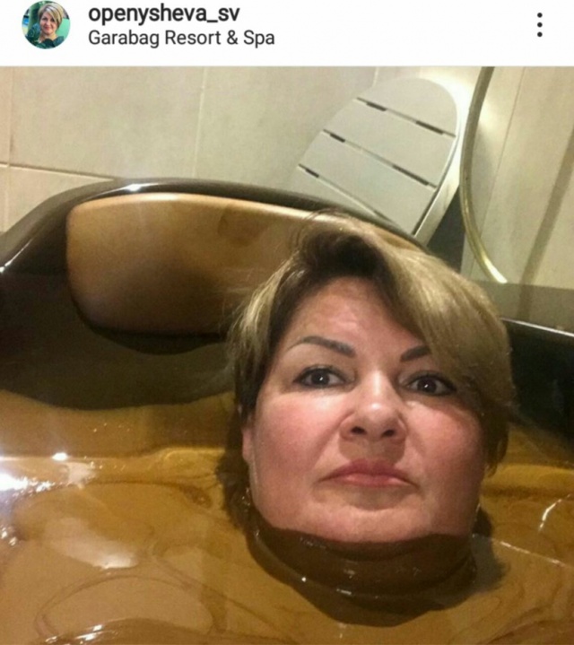 Советницу ульяновского губернатора не будут увольнять за селфи в нефтяной ванне (2 фото)