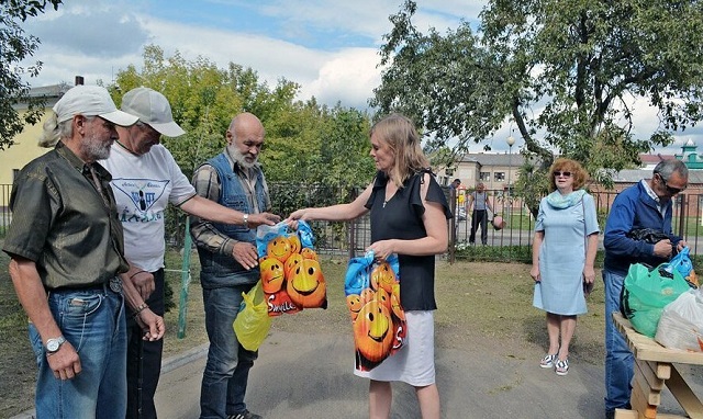 В Беларуси провели турнир по шашкам среди бездомных (4 фото)