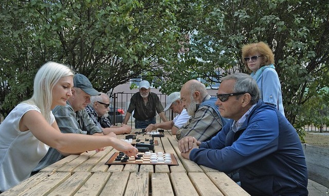В Беларуси провели турнир по шашкам среди бездомных (4 фото)