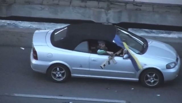 Опубликовано видео задержания мужчины, угрожавшего взорвать мост в Киеве (1 видео + 6 фото)