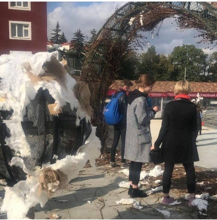 Жители Ставрополя разграбили слона из яблок. Его установили ко Дню города (8 фото)