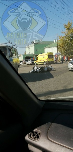 Парень и девушка на мотоцикле врезались в иномарку в Чите (видео + 3 фото)