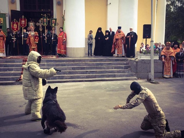 На церковном празднике в Петрозаводске выступили силовики и казаки (10 фото)