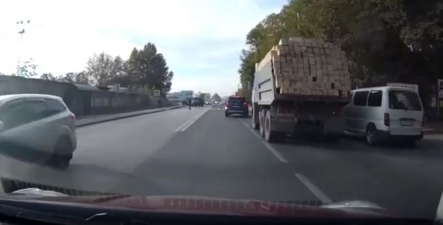Водитель самосвала в Крыму эпично ушел от столкновения