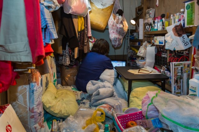 В тесноте, да не в обиде: как живут малообеспеченные японцы (11 фото)