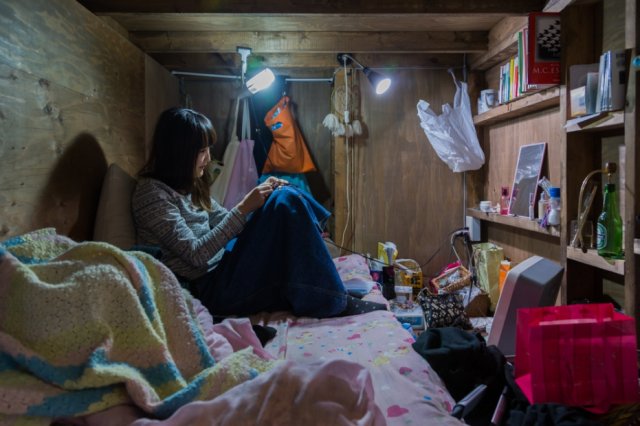 В тесноте, да не в обиде: как живут малообеспеченные японцы (11 фото)
