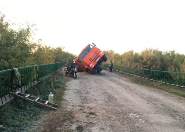 «Немного» перегруженный «КАМАЗ» проломил мост (5 фото + видео)