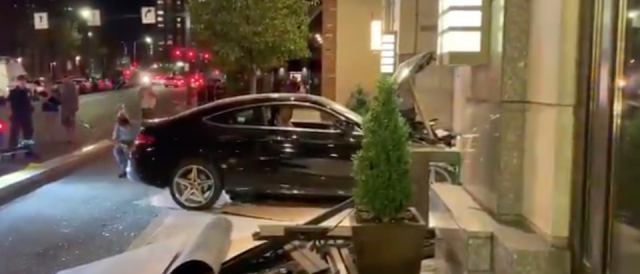 В штате Нью-Йорк машина въехала в вестибюль Trump Plaza (5 фото + видео)