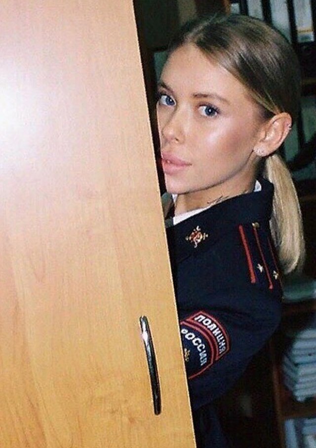 Участковая устроила фотосессию своей сестре в отделе полиции (15 фото)