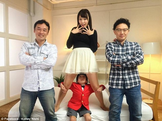 24-летний японский программист, похожий на ребёнка, стал звездой фильмов для взрослых (6 фото)