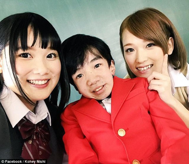 24-летний японский программист, похожий на ребёнка, стал звездой фильмов для взрослых (6 фото)