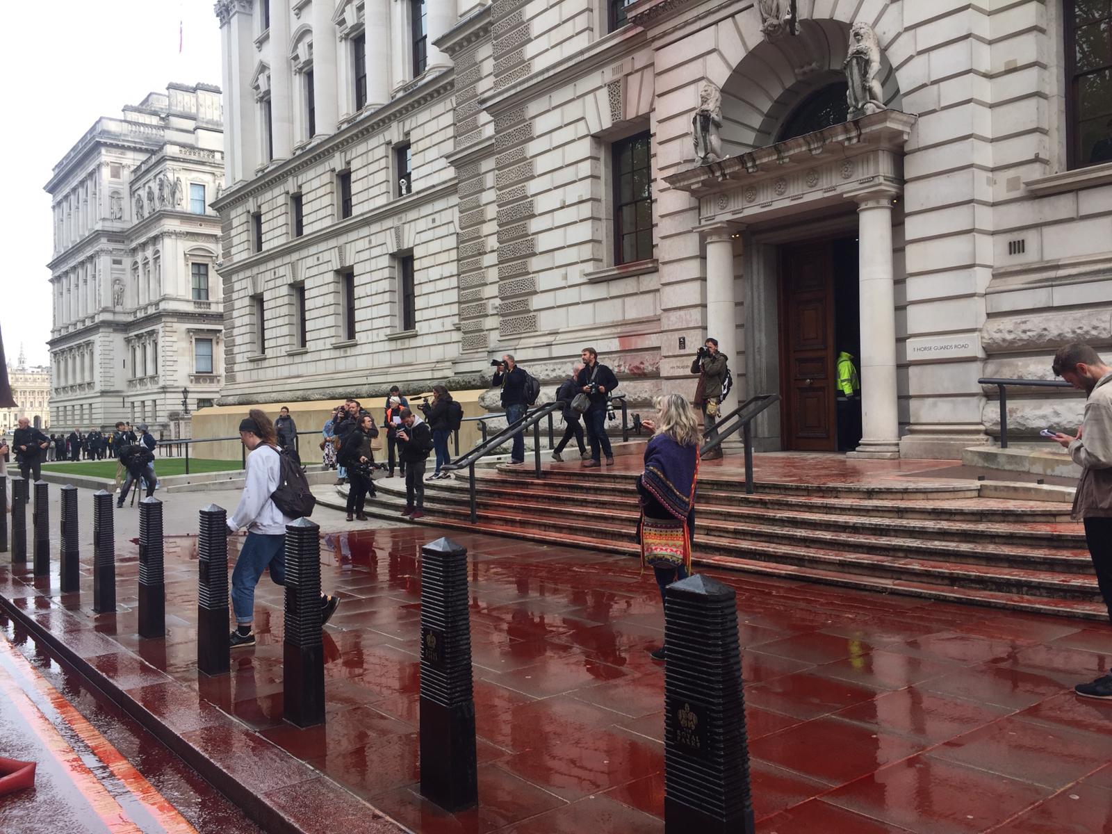Экоактивисты хотели облить кровью здание казначейства в Лондоне. Но все пошло не по плану (6 фото + видео)